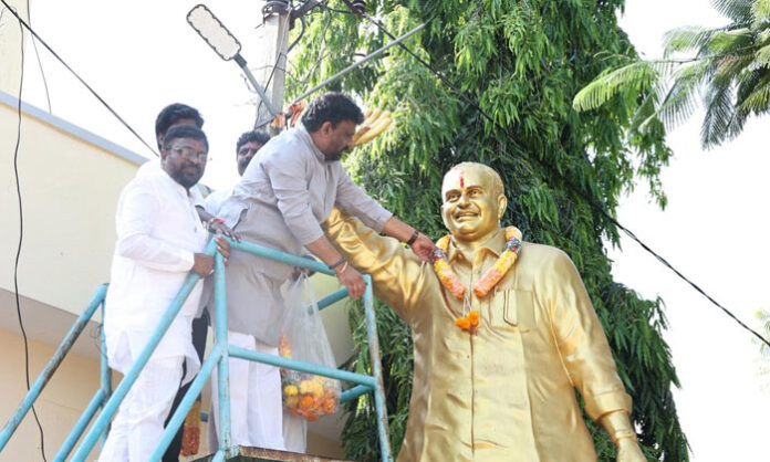 Vanaparthi DCC Chief Shiva Sena Reddy pays tribute to YSR on his death anniversary