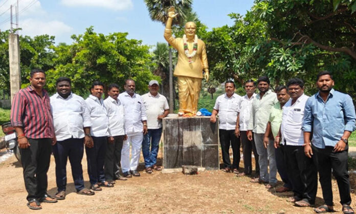 YSR statue tribute in Lashkarguda on his 17th death anniversary
