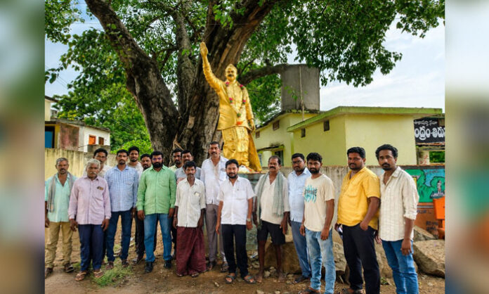 YSR statue tribute by Sarpanch Kodamagundla Nagesh in Tirumalagiri