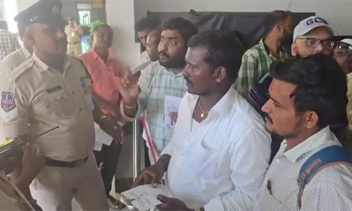 Protest | బిల్లులు ఇస్తారా.. ఇవ్వరా..! 2 contractors protest over pending bills0