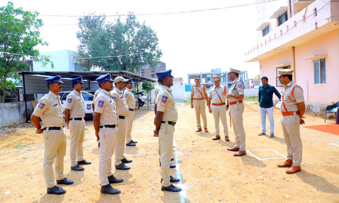 ACP Janaki Reddy Amanagal Police Station Inspection2 1