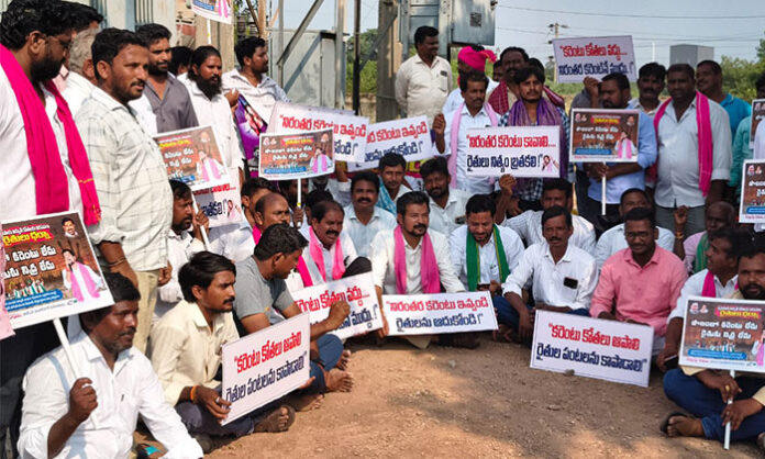 BRS leader Pillutla Raghu leads a protest at the Mathampally power substation over power cuts affecting farmers in Huzurnagar.