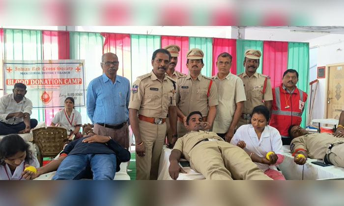 Blood Donation | పోలీస్ అమరవీరుల స్మారకర్ధం రక్తదాన శిబిరం 1 Bellampalli Police Organize Blood Donation Camp for Police Martyrs2