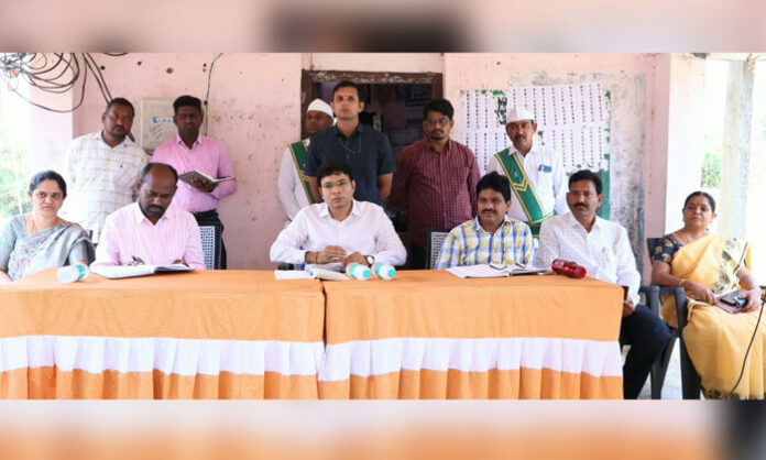 Collector Bhavesh Mishra inspects land resurvey work in Chamanpalli