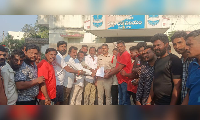 Chakali Ailamma Statue Vandalism in Medak2