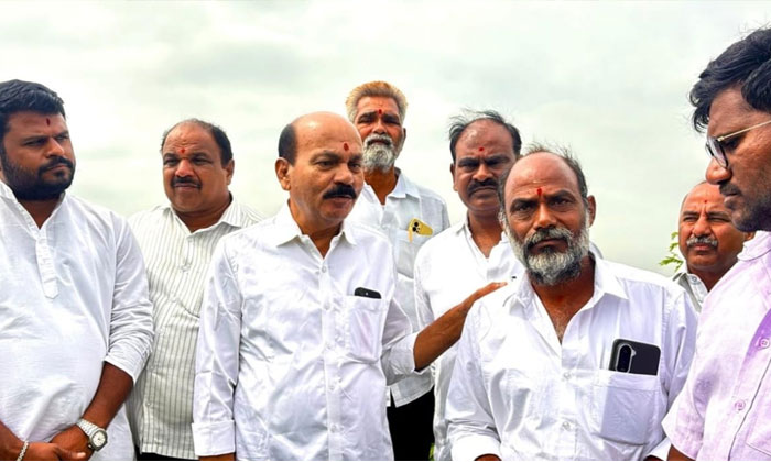 Chinta Prabhakar Inspects Withered Paddy Crops in Kondapur2