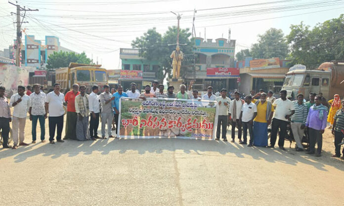 Farmers stage a protest near the Ambedkar statue in Chintalapalem demanding restoration of the Shivaganga Lift Irrigation Scheme.