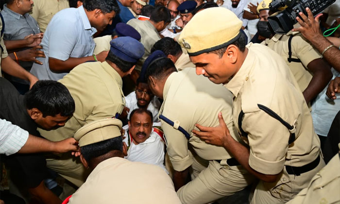 Protest | సికింద్రాబాద్ రైల్వే జీఎం కార్యాలయం ఎదుట కాంగ్రెస్ మెరుపు ధర్నా 1 Congress Protest Outside Secunderabad Railway GM Office