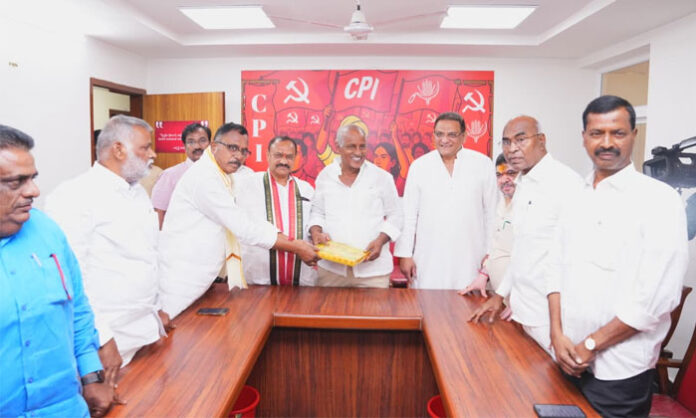 Congress leaders meet CPI representatives at the CPI state office to seek support for the upcoming Graduates’ constituency elections.