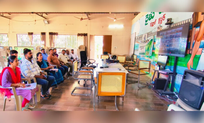 Officials advise Kadthal farmers on El Niño precautions, Rabi crop alternatives and judicious water use during the Rythu Nestham program.