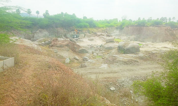 Erragunta Lake Illegal Soil Excavation Nalgonda2
