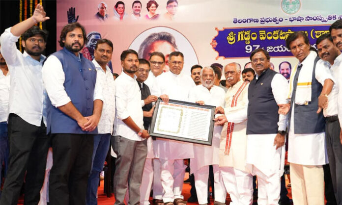 Young artist Vinay Kumar presents Gaddam Venkataswamy’s political history inscribed on gooseberry leaves