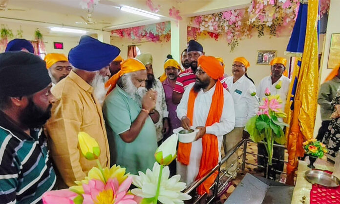Jagga Reddy performs the groundbreaking ceremony for two gateways at Guru Nanak Mandir in Brahmanawada, Sangareddy.