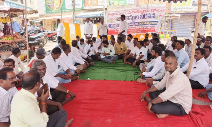 TUWJ IJU journalists hold protest at Gandhi Chowk in Wanaparthy demanding resolution of their issues
