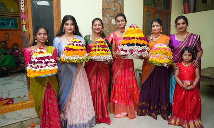 Kadthal Saddula Bathukamma Celebrations Reflect Telangana Culture2