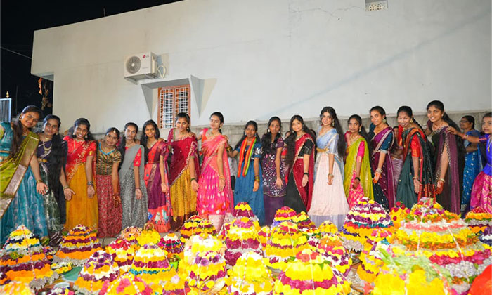 Kadthal Saddula Bathukamma Celebrations Reflect Telangana Culture3