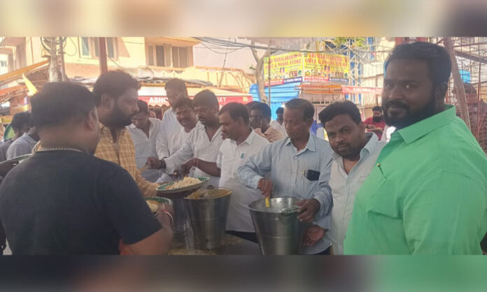 Anna Daanam program organized at Sri Lakshmi Venkateswara Swamy Temple in East Anandbagh to mark Congress leader Kapileshwar’s birthday.