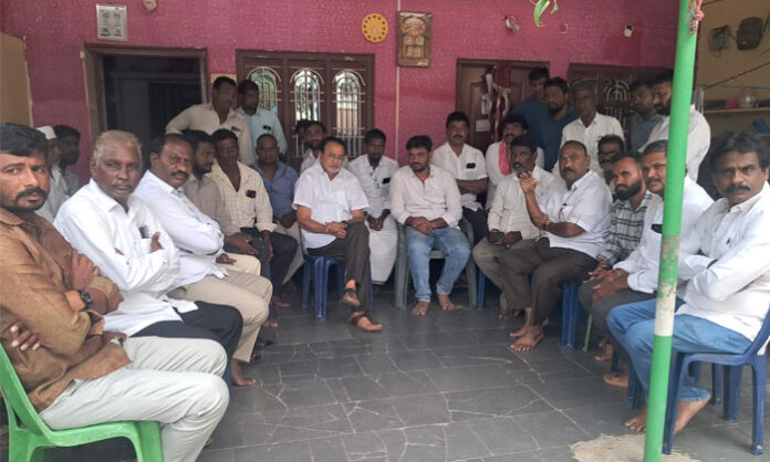 Onteddu Narasimha Reddy visits Hafiz Khan’s residence in Raghunathapalem to console the family after Shakila’s death