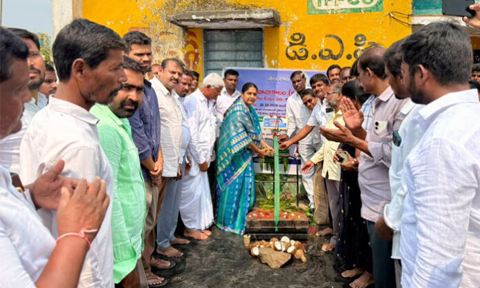 Narsapur MLA Sunitha Laxma Reddy inaugurates paddy procurement centers in six villages of Chilipched mandal to help farmers receive the government’s Minimum Support Price.