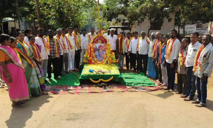 Mudiraj Association members pay floral tributes to Panduga Sayanna on his 174th birth anniversary in Errapahad.
