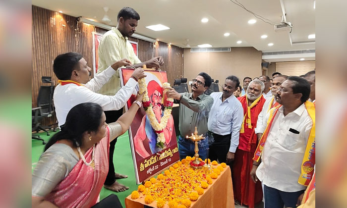 Panduga Sayanna | కలెక్టరేట్ లో ఘనంగా సాయన్న జయంతి వేడుకలు 4 Panduga Sayanna Birth Anniversary Celebrations in Mancherial3