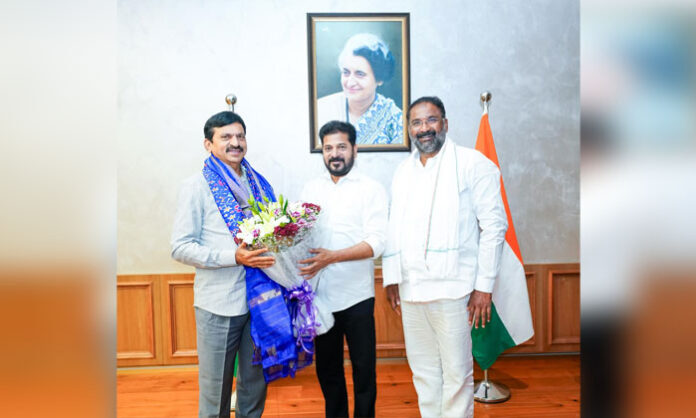 Minister Ponguleti Srinivasa Reddy receives birthday wishes from Chief Minister Revanth Reddy during a simple birthday celebration.