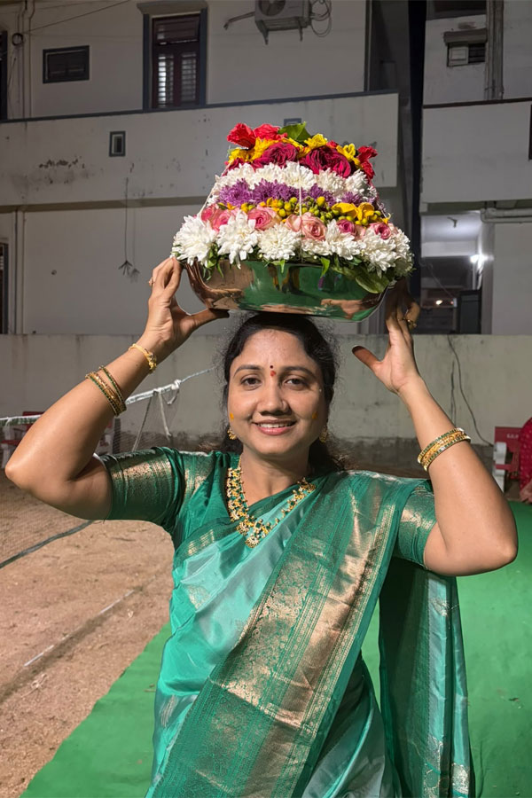 Saddula Bathukamma | అంబరాన్నంటిన సద్దుల బతుకమ్మ సంబరాలు.. 2 Saddula Bathukamma Celebrations in Nirmal3