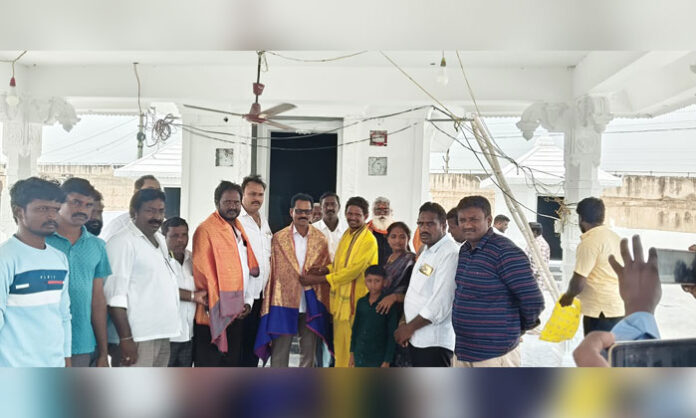Shaik Boggula Saida presents a Rs 5 lakh cheque on behalf of NRI Shaik Boggula Moulali for Ayyappa Swamy Temple construction in Mathampally.