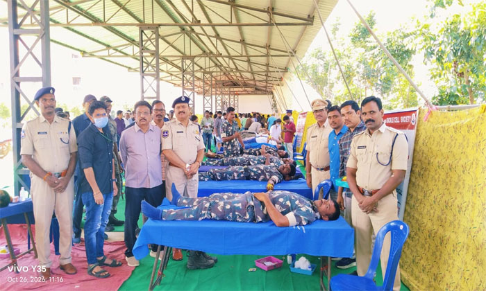 Blood Donation Camp | పోలీసు అమరవీరుల సంస్మరణార్థం రక్తదాన శిబిరం. 1 Suryapet Police Martyrs Blood Donation Camp0