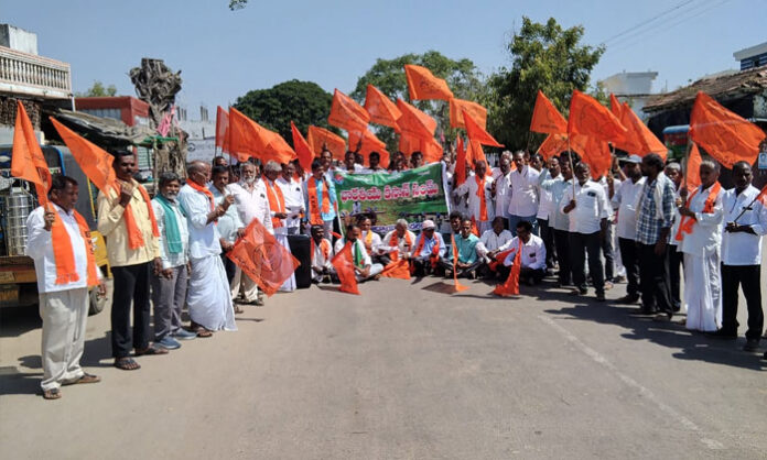 Bharatiya Kisan Sangh members stage a farmers' protest in Tadwai and submit a memorandum to the Tahsildar demanding implementation of government assurances.