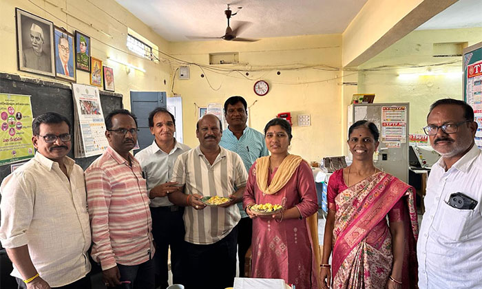 Umarani Nagaraju Inspects Sadashivapet Girls High School2