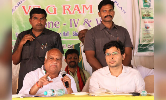 District Collector Bhavesh Mishra and Mudhole MLA Pawar Ramarao Patel address a meeting on VBG-RAMJI scheme employment and water conservation in Bhainsa.