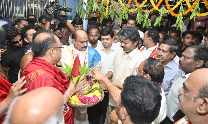Vijay Visits Kanaka Durga Temple in Vijayawada2