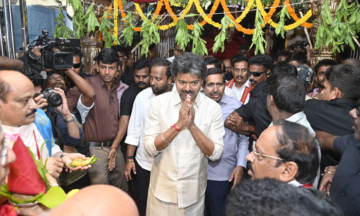 Vijay Visits Kanaka Durga Temple in Vijayawada3