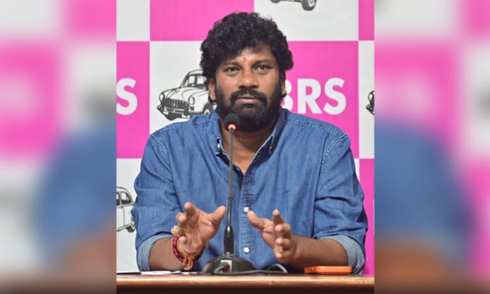 Former MLA Balka Suman criticizes the Congress government over farmers’ irrigation and electricity problems during a press conference at Telangana Bhavan.