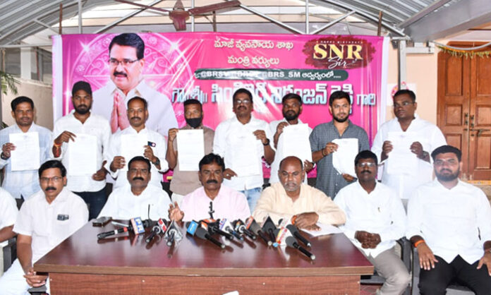 BRS district leaders Gattu Yadav, Vakiti Sridhar and Nandimalla Ashok demand the withdrawal of cases against BRS social media warriors.